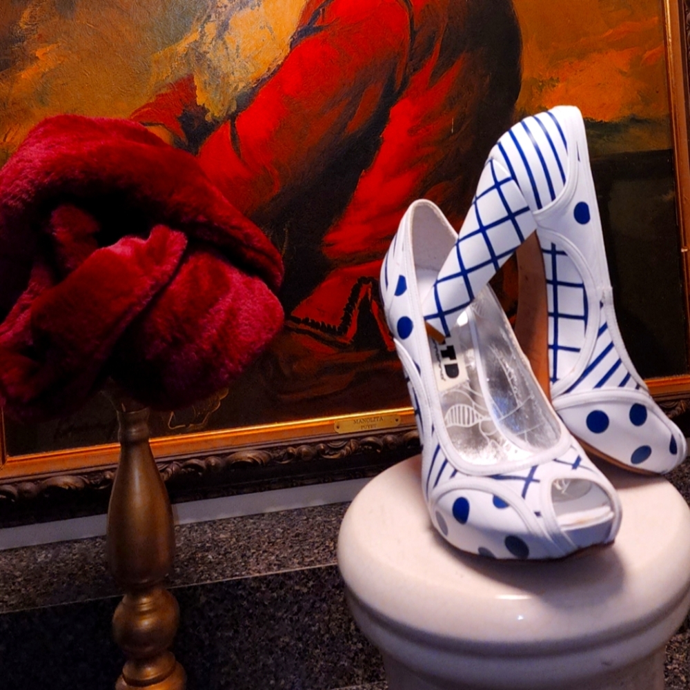 Beautiful open-toe Fornarina summer pumps.
